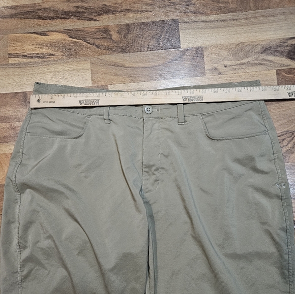Under Armour Men’s Khaki Pants Size 40x30 Loose Fit Stretch Performance - Picture 5 of 6